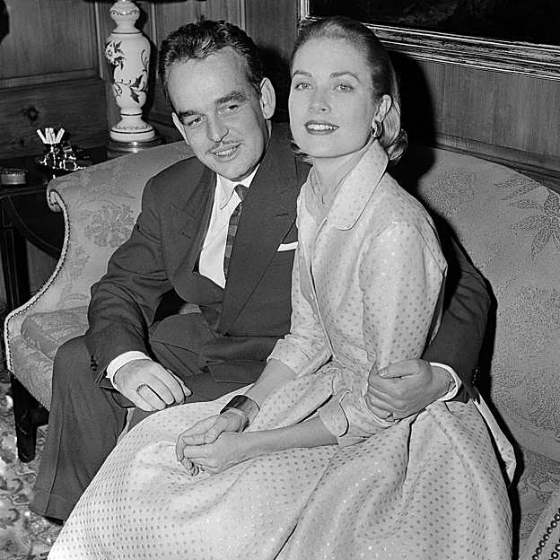 Grace Kelly y Rainiero III de Mónaco en un retrato del día de su pedidia de mano.