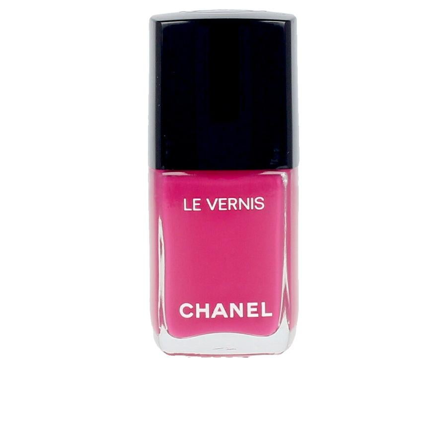 La línea de Chanel, Le Vernis de Chanel, tiene una aplicación ultrarresistente. Tienes más de 40 opciones de tonos con capa protectoras aportando un resultado vibrante. 26.99 euros 
