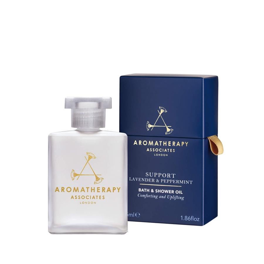 Support Lavender & Peppermint Bath And Shower de Aromatherapy Associates es un aceite de baño y ducha ideal para calmar la piel tras la exposición solar y las leves quemaduras, refrescando y suavizando la piel. Contiene un 30% de aceites esenciales concentrados de menta y lavanda (64 euros).