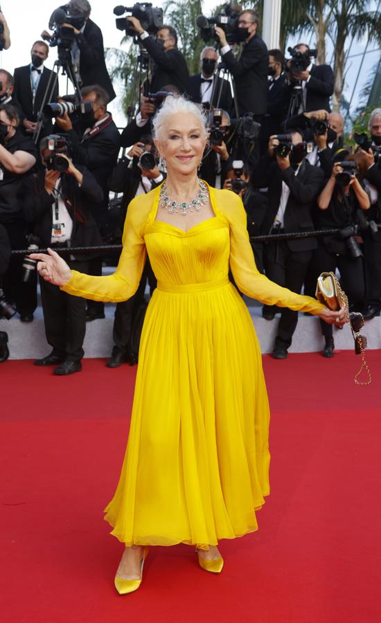 Helen Mirren con un vestido amarillo de Dolce&Gabbana.