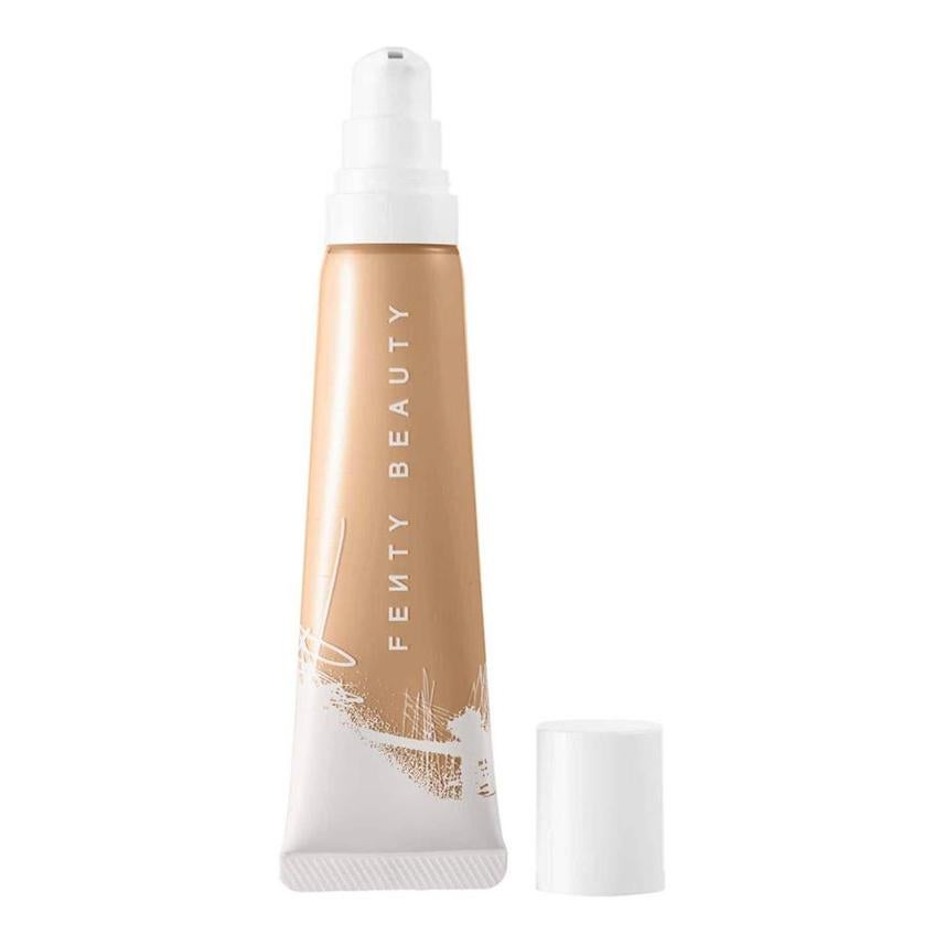 Para pieles secas tenemos la base adecuada y que tendrás como básico. Fenty ante las reclamaciones de sus fans, lanzó una base hidratante, ligera y de larga duración. Esta base cubre imperfecciones de una manera única. 32,95€ 