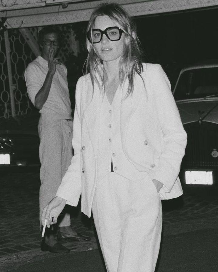 las modas son cíclicas y esta vez toca recuperar las gafas de montura cuadrada 'oversize' de la década de los 70. Aportan un toque retro ideal y son muy favorecedoras.