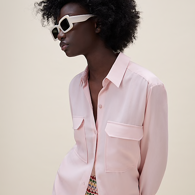 Camisa rosa con bolsillos de plastrón de Zara.