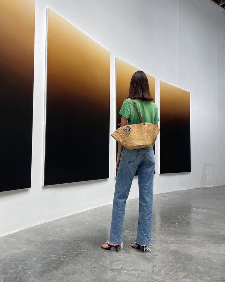 Lo que Jane Birkin puso de moda sigue siendo sagrado para las francesas. El bolso cesta no solo da un toque divertido, femenino y aniñado a tus looks, sino que debería convertirse en un imprescindible para tu colección de accesorios.