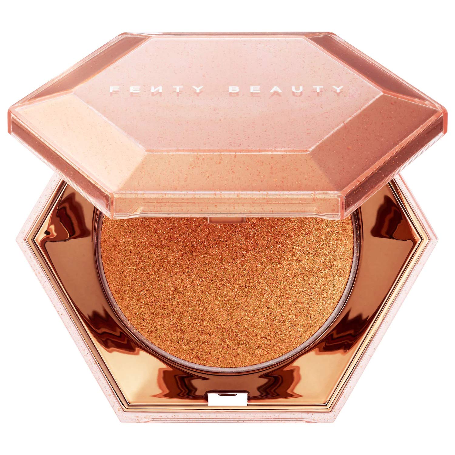 Tu piel tiene que brillar en verano y no porque haga calor, sino por un buen iluminador dorado como es el de Fenty Beauty. Diamond Bomb revela todo el poder del brillo gracias a una fórmula 3D brillante que cubrirá toda la cara. (antes: 39,09 euros; ahora: 27 euros) 