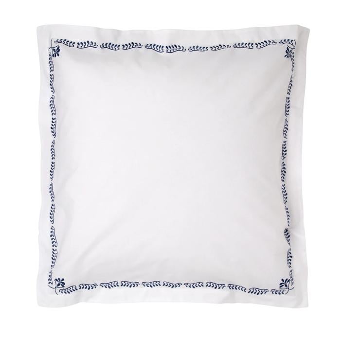 Funda de cuadrante con dibujo en azul y confeccionada en algodón 100%. Sin duda, un básico de cama que convierte a la comodidad, la calidez y la suavidad, en los protagonistas a la hora de dormir. Cuesta 10,45 euros.