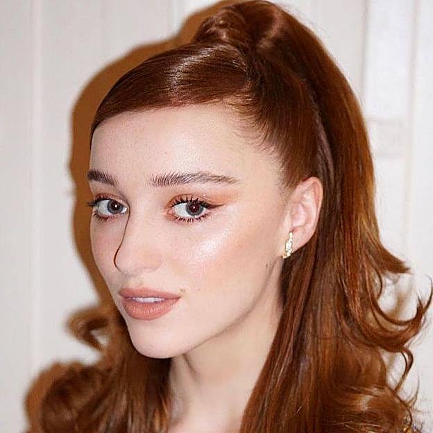 La actriz que interpreta a Daphne Bridgerton luce un peinado de estilo noventero con su melena cobriza