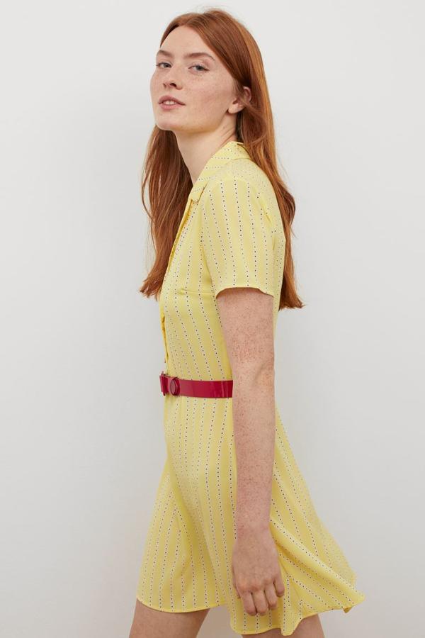 Vestido camisero de manga corta en color amarillo (rebajado de 9,99 a 4,99 euros).