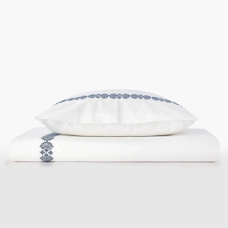 Este juego de sábanas también es otro de nuestros favoritos. Está confeccionado en algodón 100%, que da como resultado un tejido suave, transpirable y resistente. Cuesta 34,95 euros.