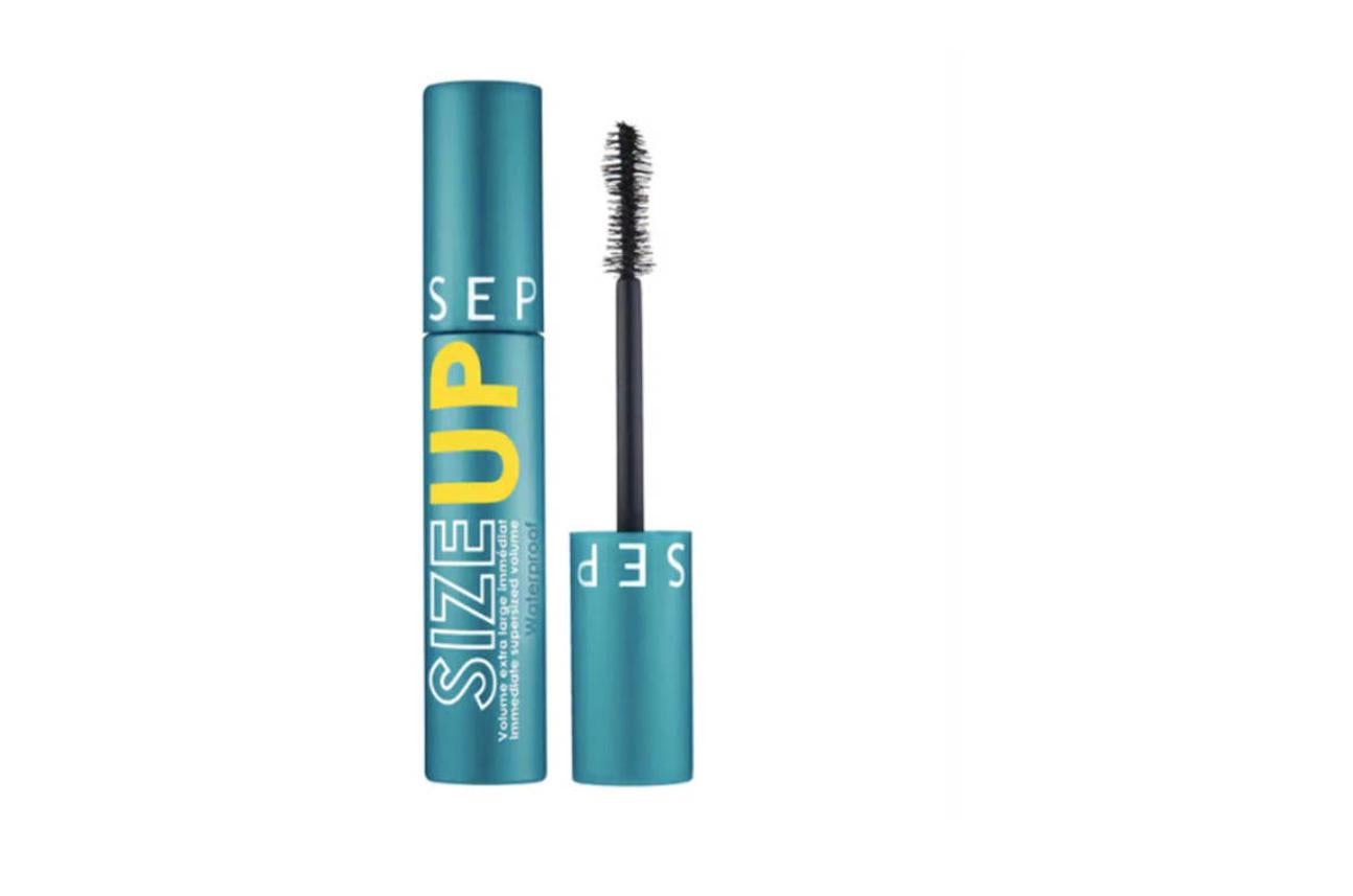 De las máscaras de pestañas del momento se encuentra ‘Size up’ de Sehora. Es un clásico dentro de cualquier neceser de verano, tanto por su calidad y por su valor. Tiene un volumen inmediato, así como un efecto de pestañas más negras y rizadas. 12,99 euros. 