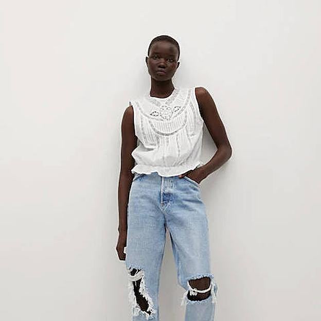 El top de escote redondeado tiene una abertura en la espalda