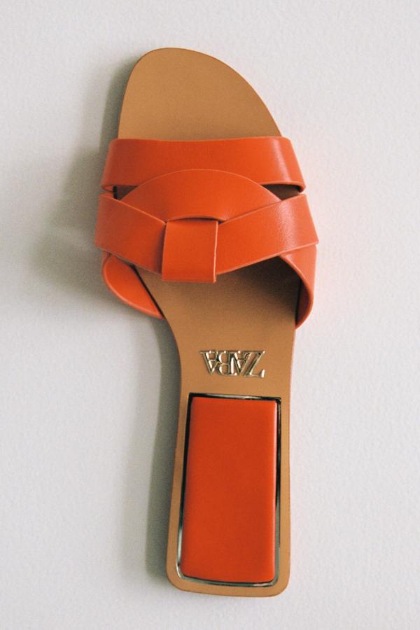 El color naranja es uno de los tonos más bonitos de la nueva temporada (25,99 euros). 