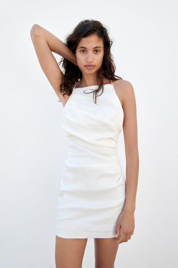 Mini vestido blanco drapeado de Zara (29,99 euros)