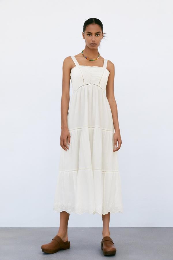 Vestido midi con fruncidos de Zara (49,99 euros). 