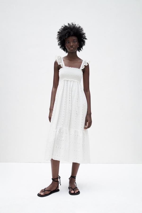 Vestido blanco midi con calados y nido de abeja de Zara (39,99 euros)