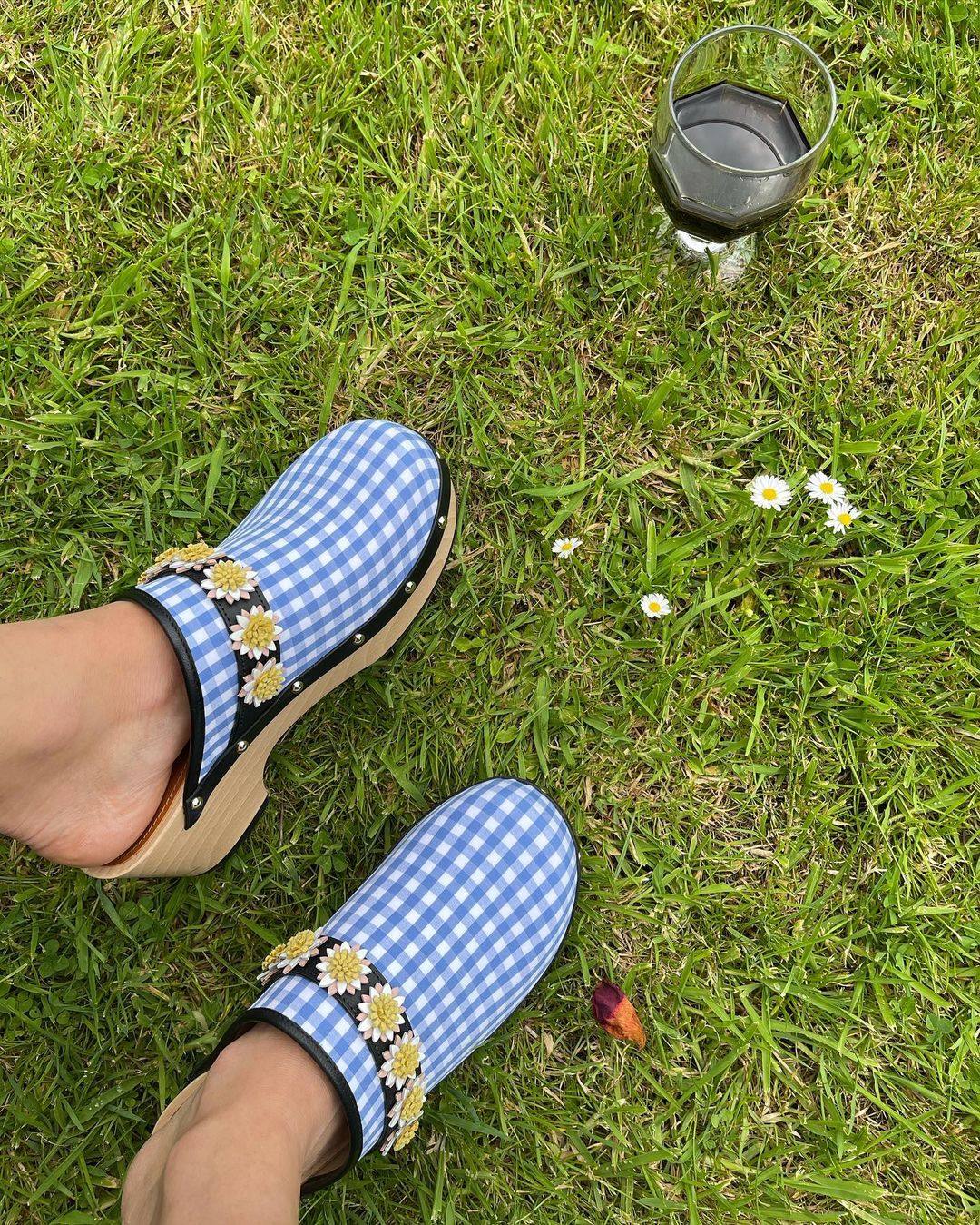 Los zuecos de madera aportan un efecto muy campesino a los looks. Ahora, también vienen decorados cómo estos de estampado vichy con florecitas.