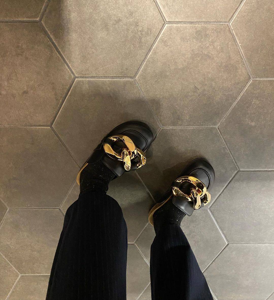 Este tipo mocasín destalonado son un diseño de JW Anderson. Saltan a la vista por su enorme adorno dorado.