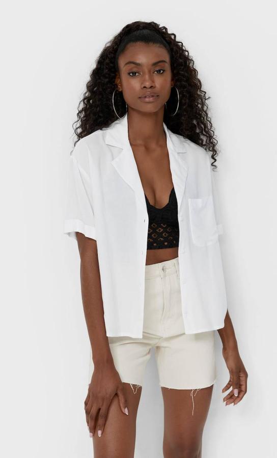 Stradivarius nos trae una sencilla camisa blanca especialmente versátil. Es de manga corta y tiene un favorecedor diseño fluido. Su precio es de 15,99 €.