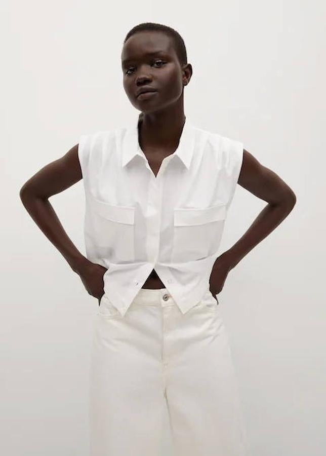 ¿Te gusta el corte crop? Entonces Mango tiene la camisa perfecta para ti. Es de color blanco roto y de diseño recto. Su precio era de 15,99 €, pero está rebajada a 9,99 €.