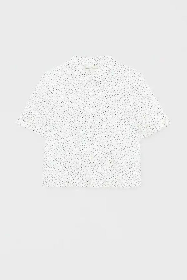 Si lo que quieres es unirte a la tendencia de los lunares, te recomendamos esta camisa de Pull&Bear. Es de manga corta y tiene el clásico cierre de botones. Cuesta 9,99 €.