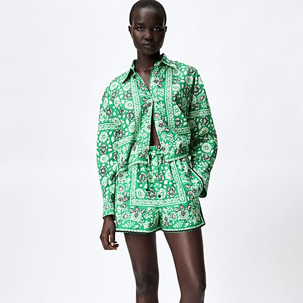 Conjunto de shorts y camisa corta verde de Zara.