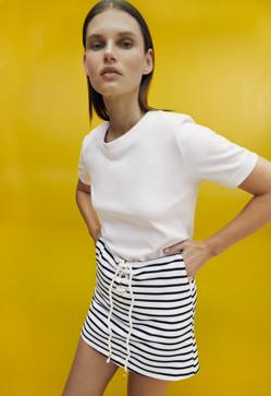 Imagen secundaria 2 - Las rayas marineras nunca pasan de moda y todos estos looks son la prueba definitiva