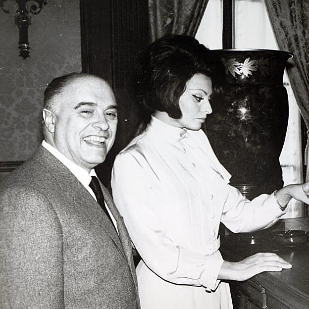 Sofía Loren y Carlo Ponti casándose en Francia.