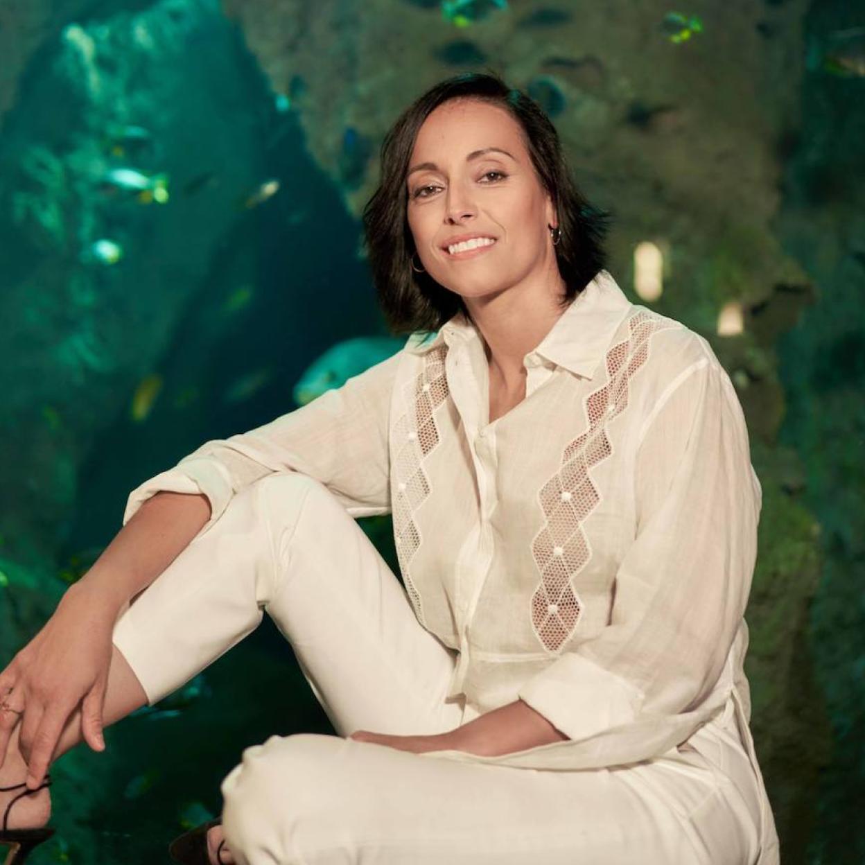 La nadadora lleva camisa de Sandro, pantalones de Uterqüe, zapatos de Emporio Armani, pendientes de Aristocracy y anillo de Isabel Guarch. Pincha en la foto para ver zapatos y sandalias joya que parecen de lujo pero cuestan menos de 60 euros (y, además, son comodísimos).