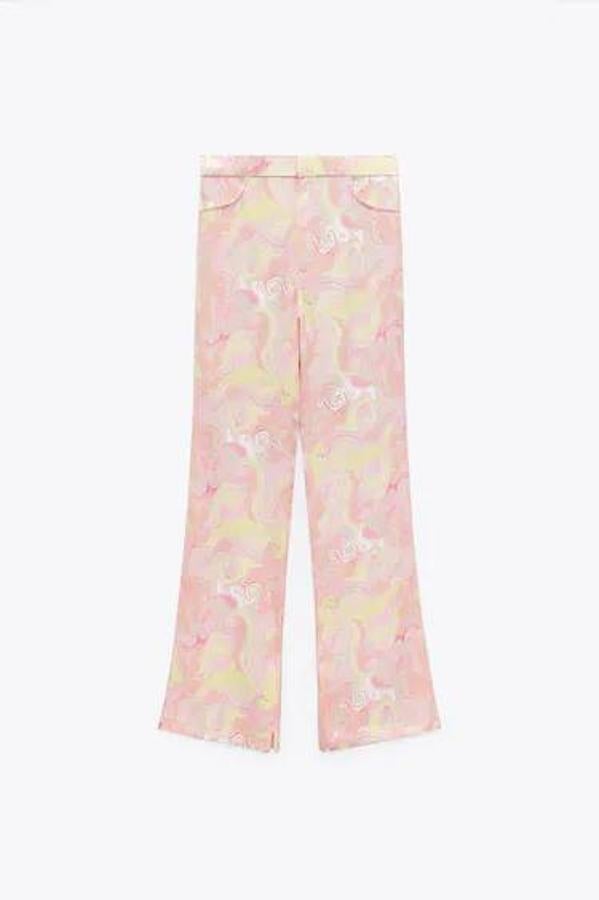 Pantalón acampanado, de tiro alto, con estampado psicodélico de inspiración acuarela en tonos pastel. Añádelo a tu colección.