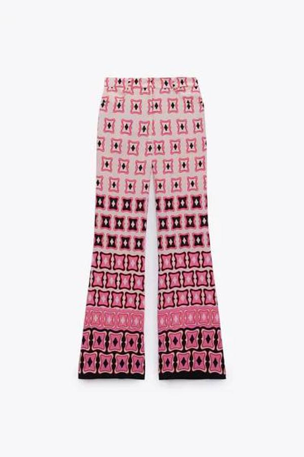 Pantalón de tiro alto acampanado, con bolsillos, y estampado con motivos rectangulares en rosa y negro.