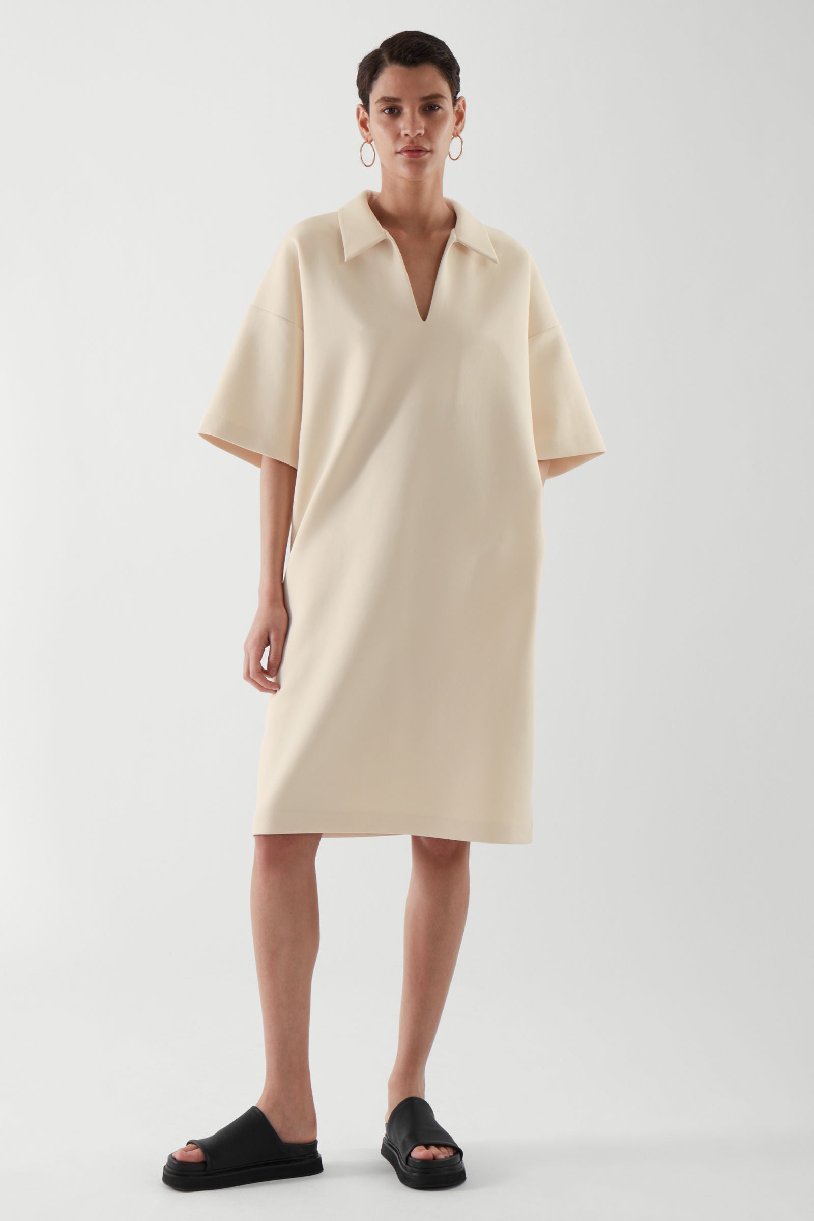 Vestido de algodón engomado de manga corta y escote de pico, de COS (34,50 €).