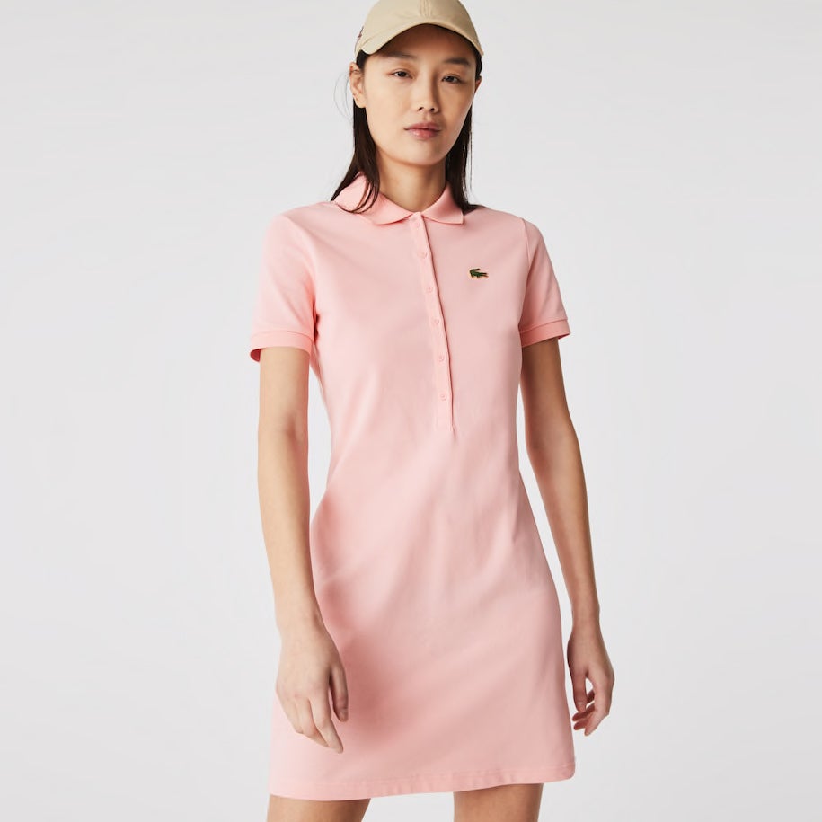 Vestido de manga corta con botonadura frontal, de Lacoste (72 €). 