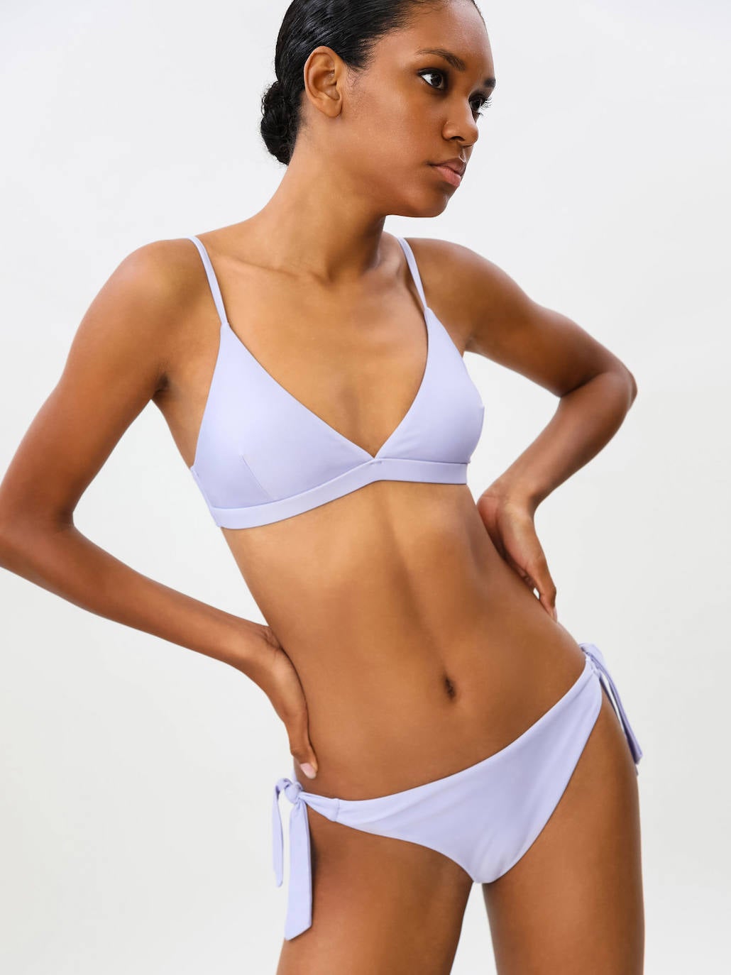 Bikini de triángulo con nudos en la cintura, de Lefties (7,99 €).