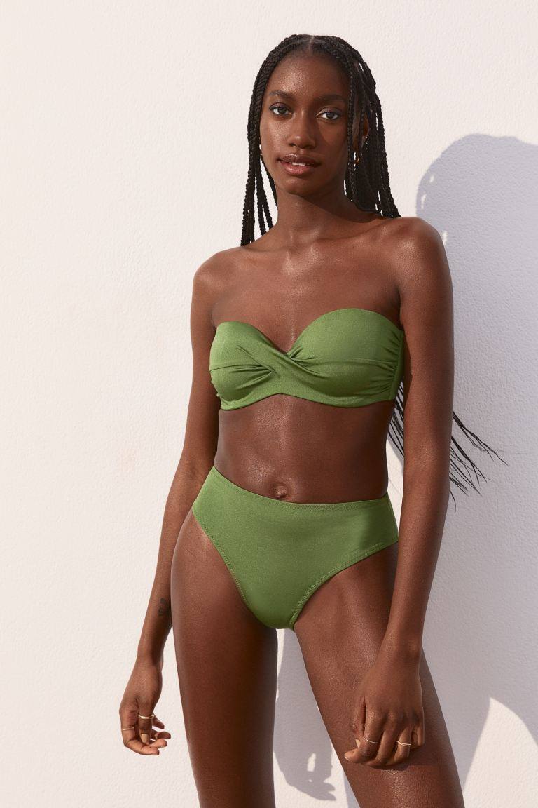 Bikini tipo balconette sin tirantes, de H&M (5,99 €).