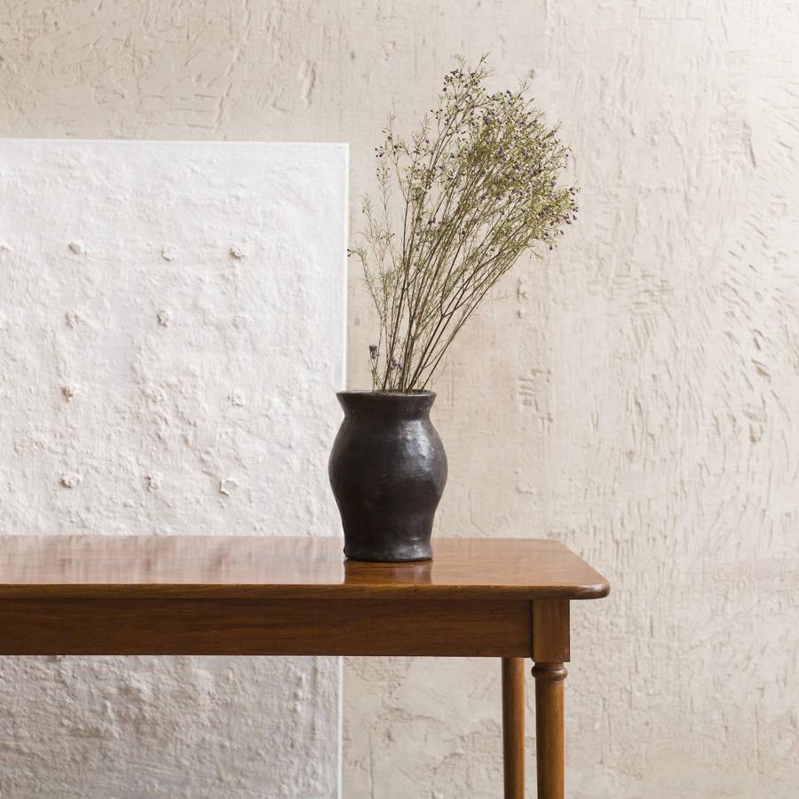 “Es la base sobre la que podrás mezclar. El color es un elemento más del juego de estilos. Opta por bases neutras, como los matices piedra, el gris tierra y los blancos rotos, y deja que las telas y los materiales nobles brillen por sí mismos, como en esta mesa consola de madera antigua”.