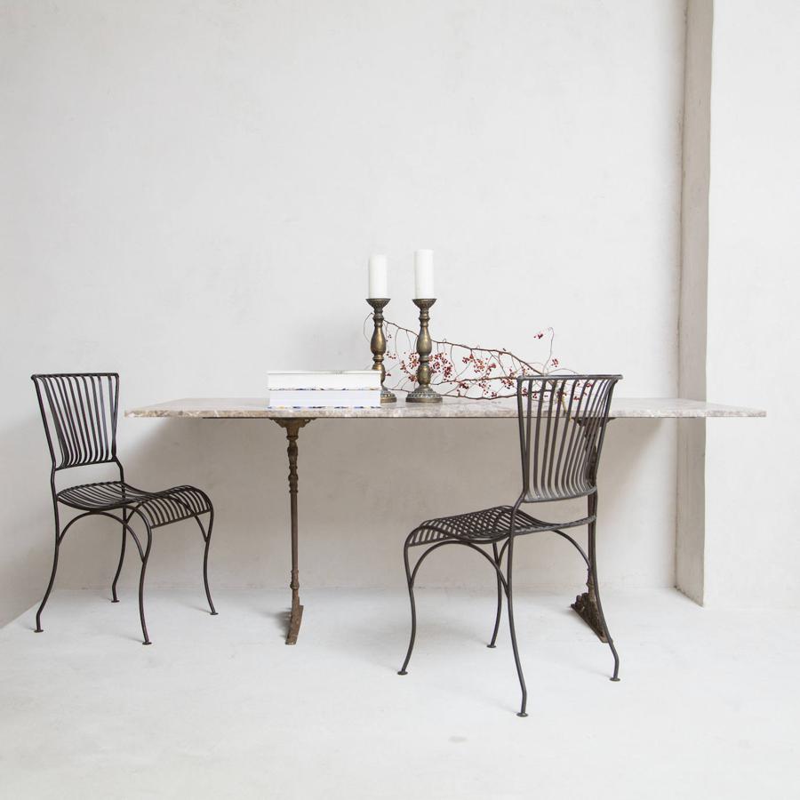 “Esta apuesta garantiza frescor en el ambiente y sensación de bienestar. Deja que el campo entre en tu casa en forma de ramas o flores y escoge piezas de materiales nobles como la piedra y la madera. Son esenciales y van ganando belleza con el paso de los años”. En la foto, sillas de hierro en color bronce, de Tristán Domecq Casa.