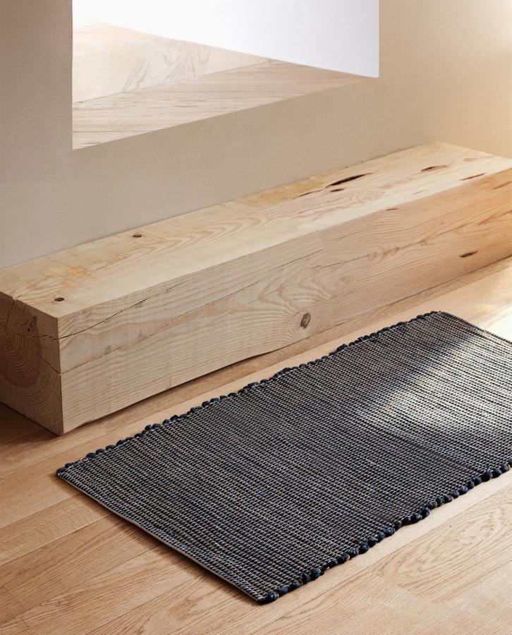 Disponible en varios colores, esta alfombra de yute mide 60x120 centímetros y tiene un precio rebajado de 19,99 euros (antes 29,99 euros).