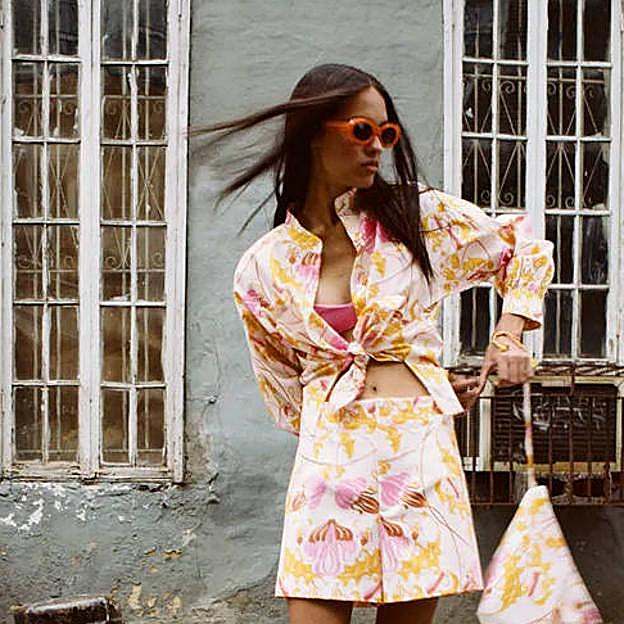 La blusa multicolor es de manga largar