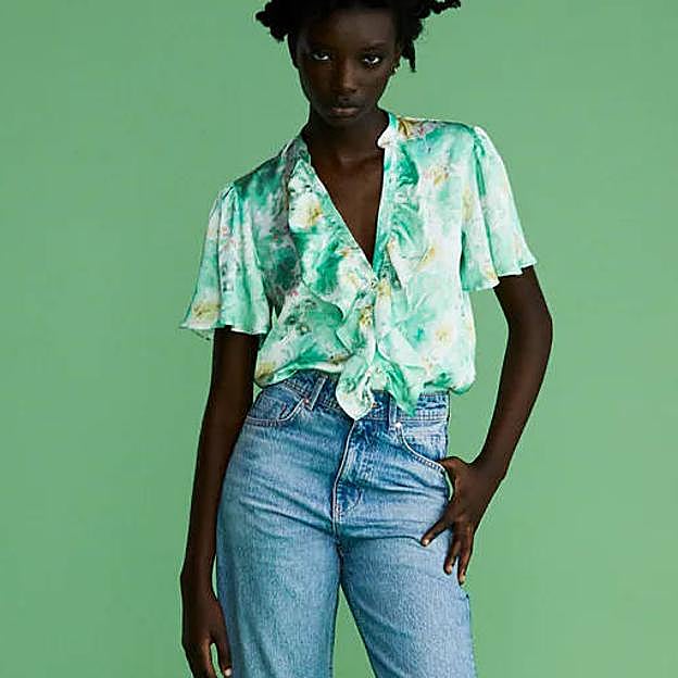 Los volantes le dan un toque divertido a la blusa