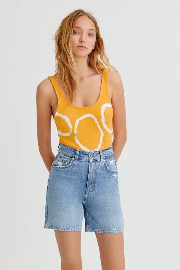 Disponible en naranja, azul o rosa, este body de canalé con estampado tie dye está confeccionado con algodón orgánico y tiene un precio de 12,99 euros.