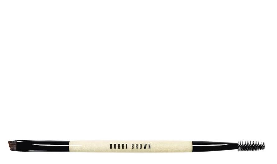 Si quieres conseguir un buen peinado de cejas como Ester Expósito, usa este cepillo de Bobbi Brown. A través de su diseño en dos puntas y su cepillo de pincel de cejas biselado en un lado, permite un peinado rápido y sencillo. De esta manera siempre llevarás las cejas bien colocadas. 27,80 euros