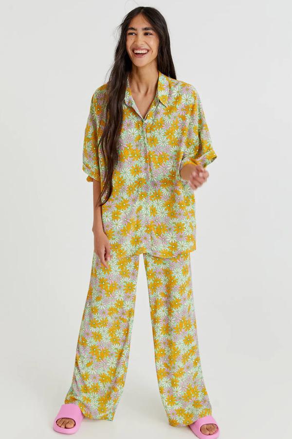 En color verde y con estampado de margaritas, este conjunto está formado por una camisa (22,99 euros) de manga corta con botones y un pantalón (22,99 euros) fluido.