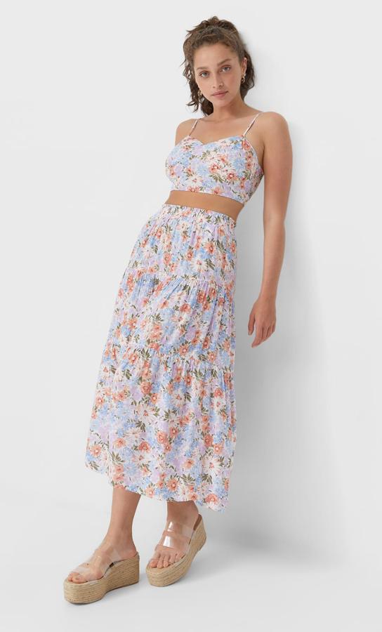 De tiro alto y acabada en volantes, esta falda larga de tiro alto está disponible en varios colores. Con estampado floral, tiene un precio rebajado de 12,99 euros.