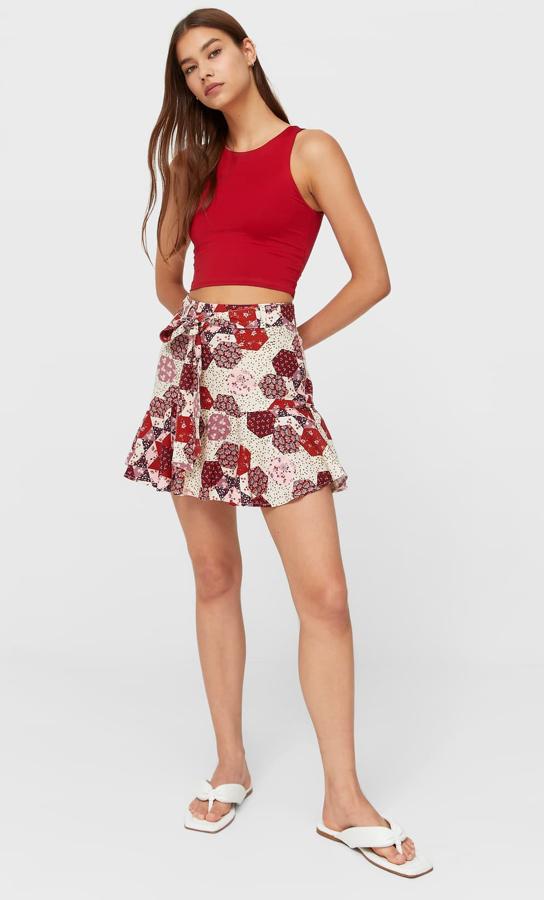 De tiro alto y con detalle de lazo en la cintura, esta falda pantalón estampada con bajo acabado en volante tiene un precio rebajado de 9,99 euros (antes 15,99 euros).