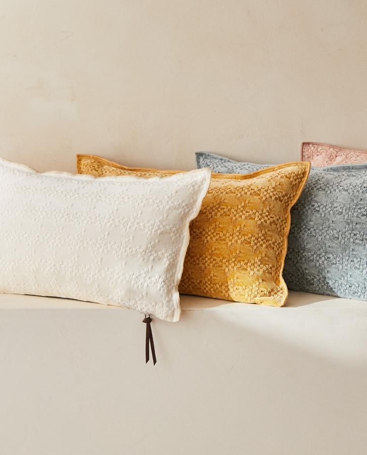 Disponible en varios colores, esta funda de cojín de chenilla mide 30x50 centímetros y ahora tiene un precio de 12,99 euros (antes 25,99 euros).