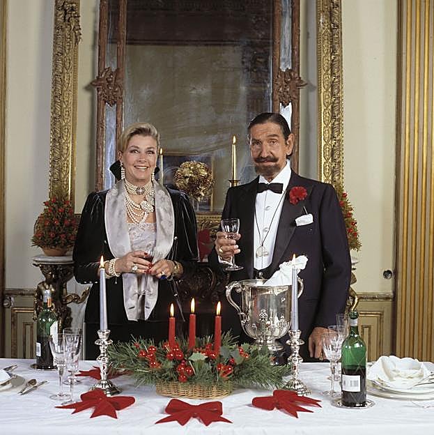 Jaime de Mora y aragón y su mujer, con la que se casó hasta en tres ocasiones.