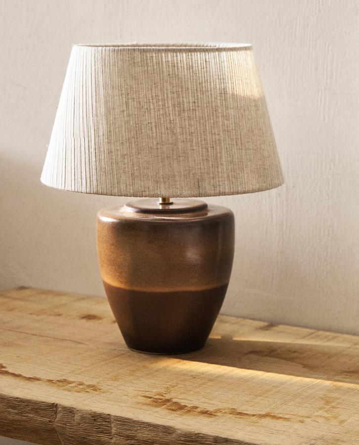 Con pantalla plisada en color natural y base de cerámica oscura, esta lámpara de mesa tiene un precio rebajado de 39,99 euros (antes 69,99 euros).