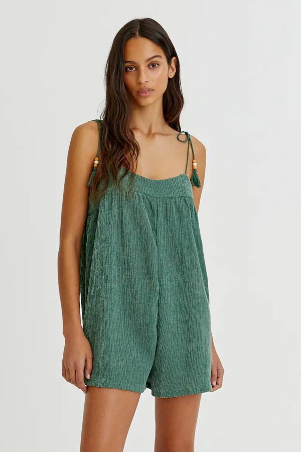 En color verde, este mono de tirantes con detalles de abalorios tiene un precio de 19,99 euros.