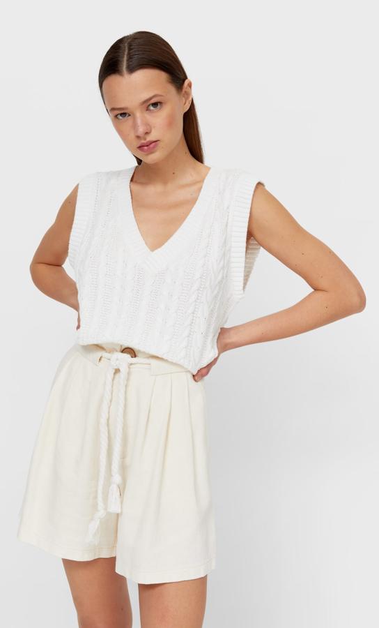 En color crudo, este pantalón corto de Stradivarius cuenta con cintura ajustable con cordón y tiene un precio rebajado de 15,99 euros (antes 19,99 euros).