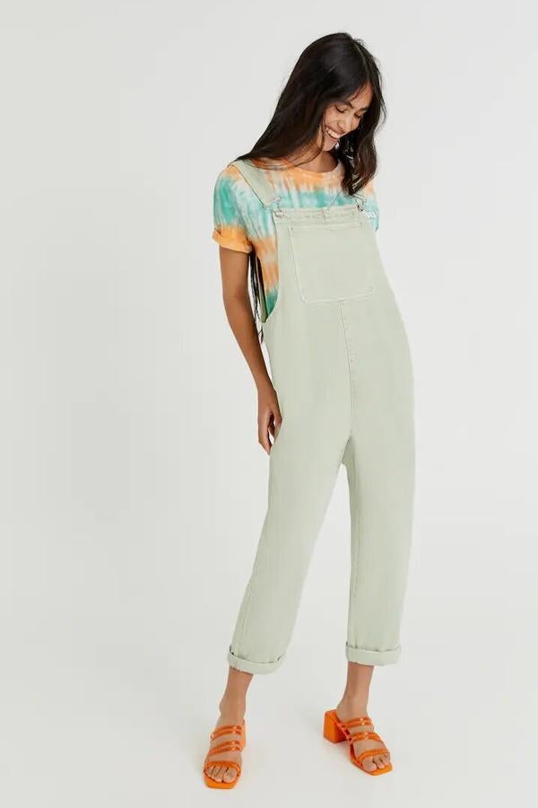Disponible en verde menta o en rosa pastel, este peto largo vaquero con diseño oversize cuenta con tirantes ajustables y bolsillos. Tiene un precio de 25,99 euros.